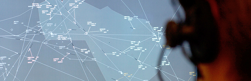 Indra digitaliza las comunicaciones controlador-piloto de ENAIRE y PANSA para elevar la seguridad y eficiencia en el control del tráfico aéreo