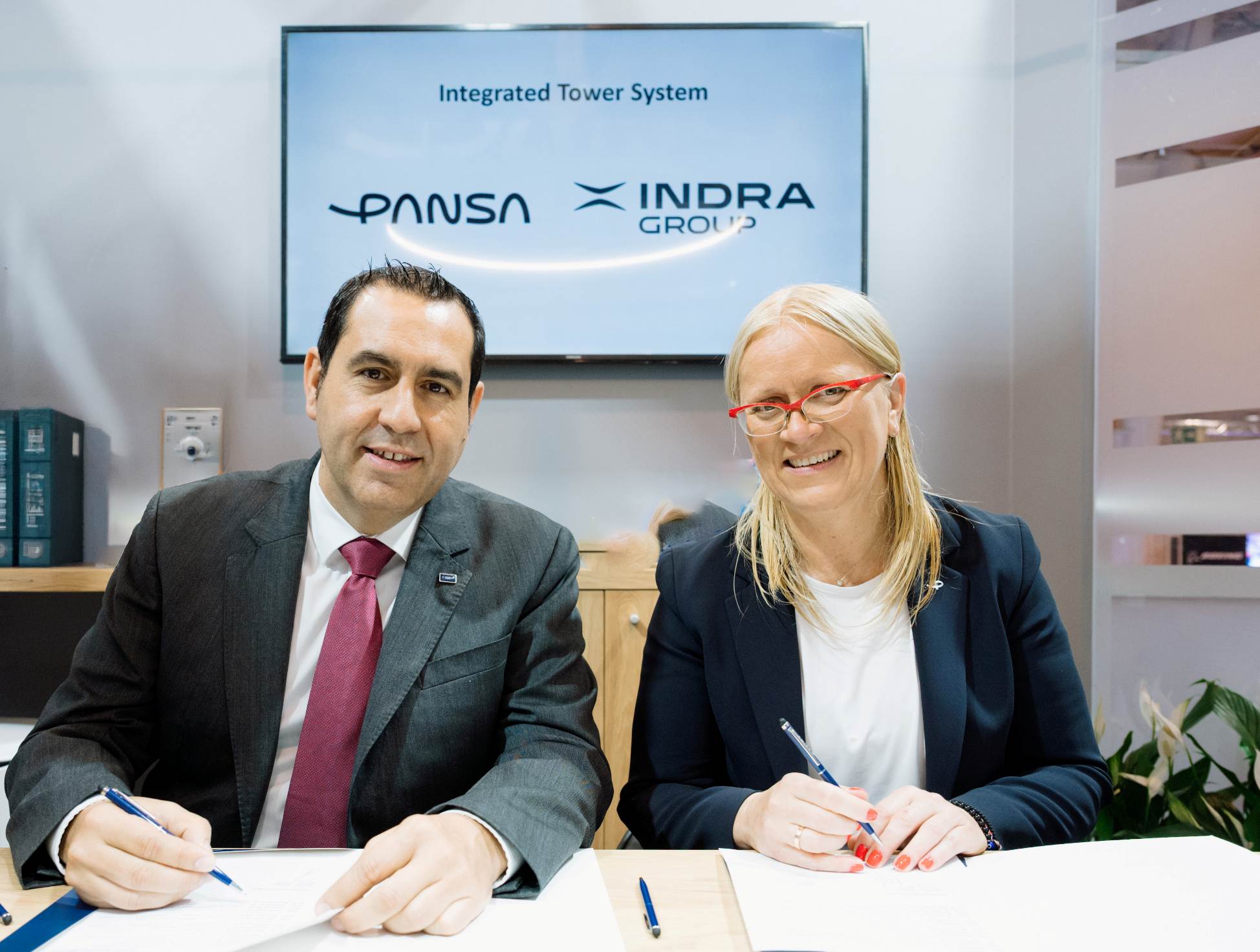 PANSA e Indra Group firman un contrato para la construcción de un sistema integrado de torre de control aéreo en el aeropuerto de Varsovia