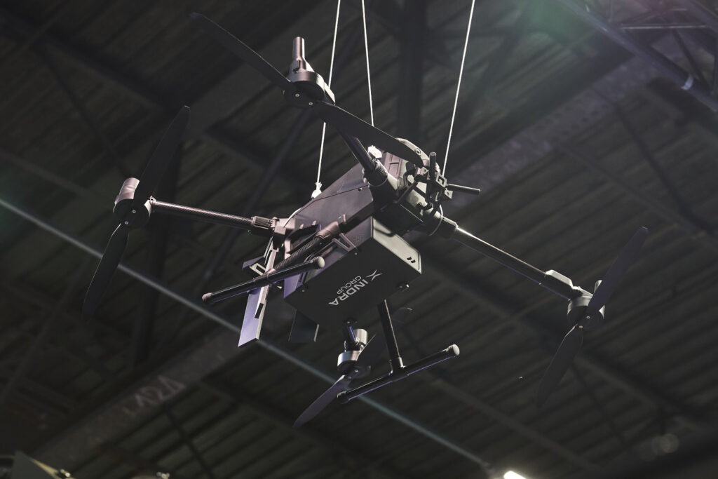Indra Group se consolida como referente en guerra electrónica ligera en Europa y presenta en Eurosatory un nuevo sistema embarcado en dron cautivo